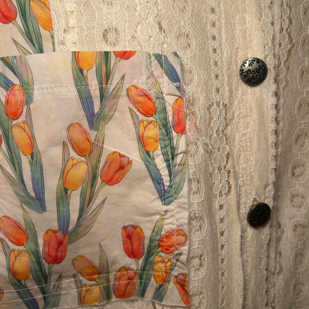 POL Tulip and Cream Lace Button-Up Top - Picture 4 of 11